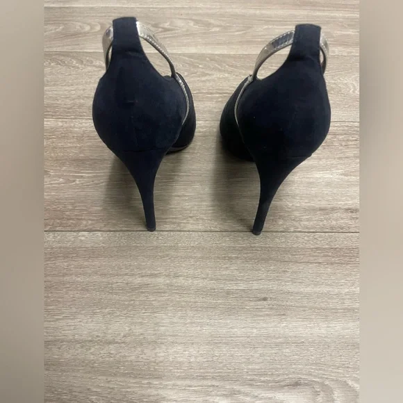 Woman’s Dark Navy Blue Marc Fisher Heels - Picture 4 of 4